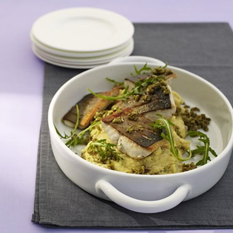 Cremige Oliven-Polenta mit Saibling