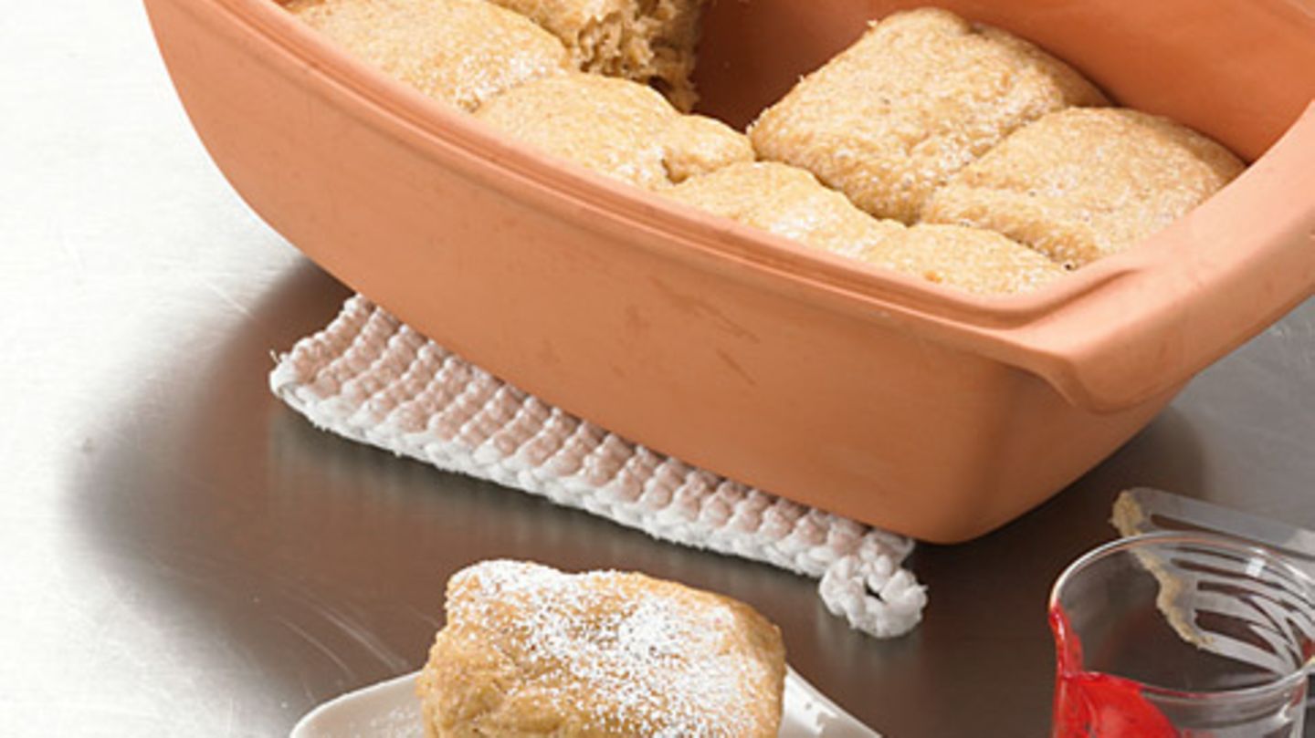 Mandel-Dampfnudeln mit Himbeersauce Rezept