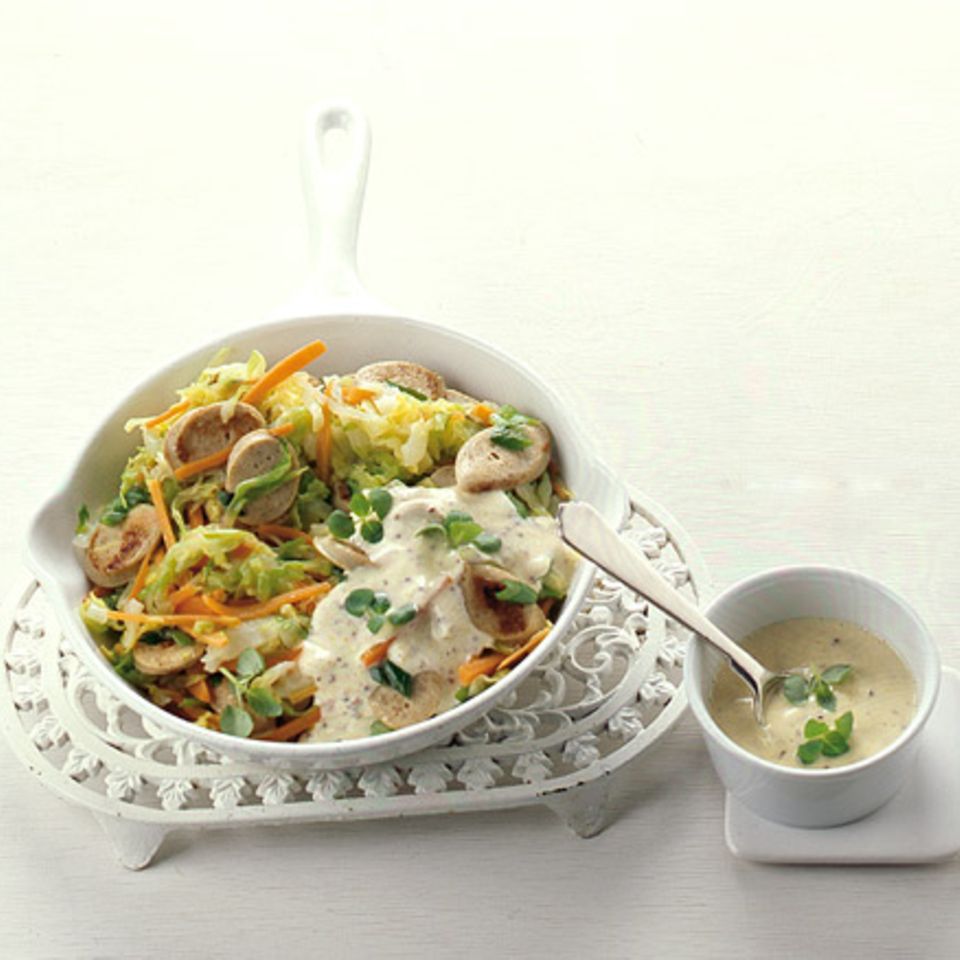 Spitzkohlpfanne mit Bratwurst