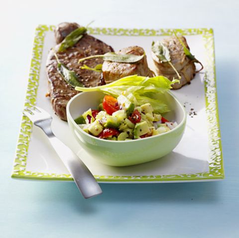 Avocado-Tomaten-Salat mit Steaks