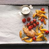Röstkartoffeln und Hühnchen aus dem Ofen