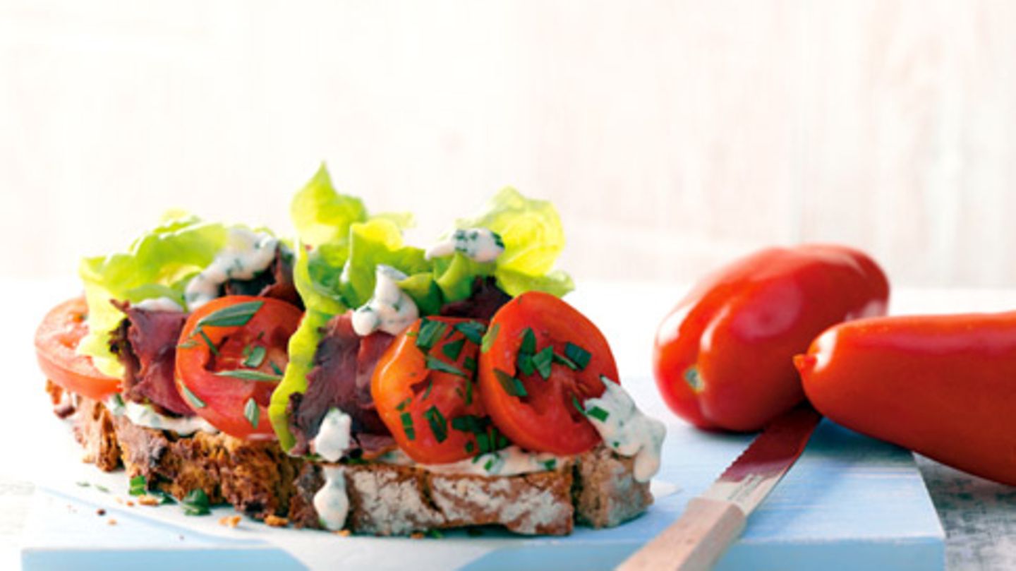 Tomatenbrot mit Roastbeef Rezept