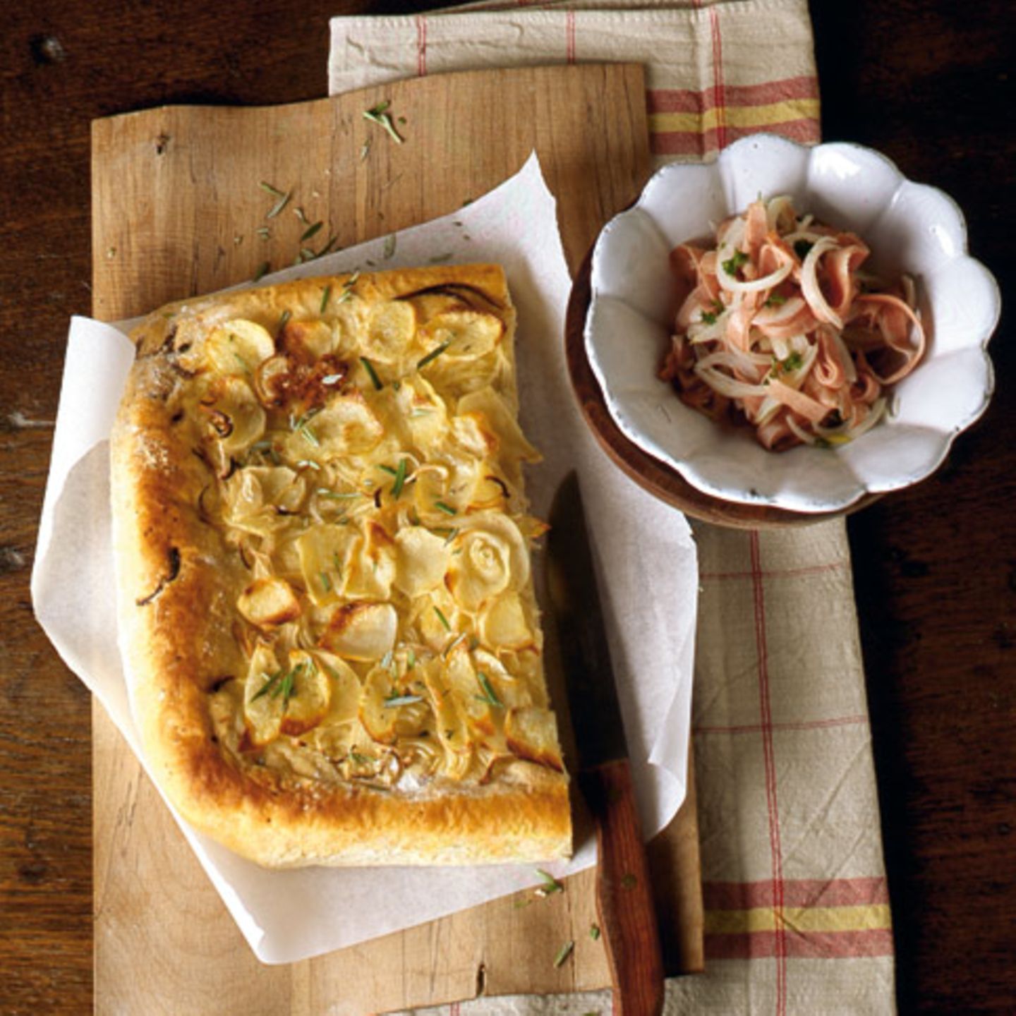 Kartoffel-Focaccia mit Mortadella-Salat