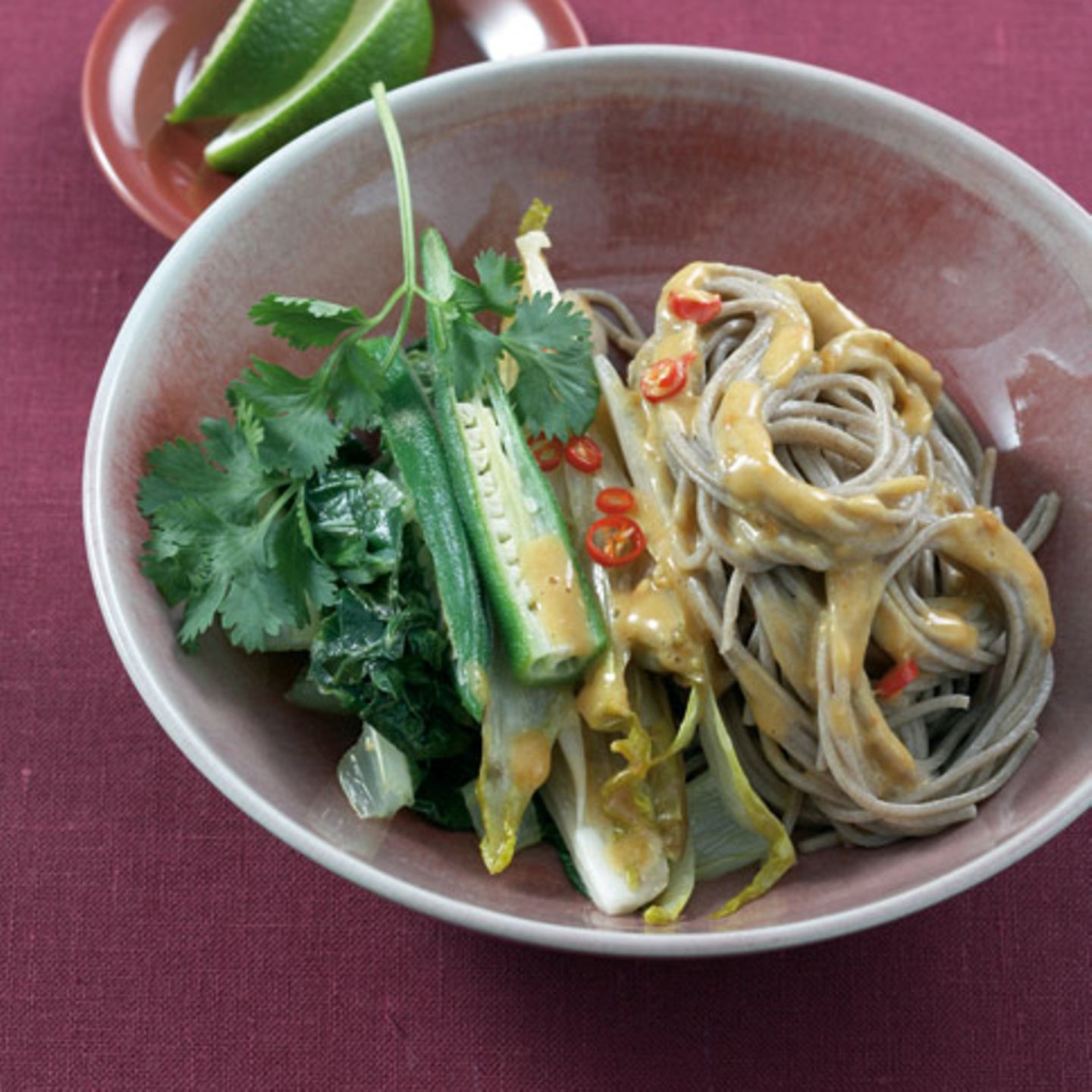 Soba-Nudeln mit Okraschoten und Paksoi