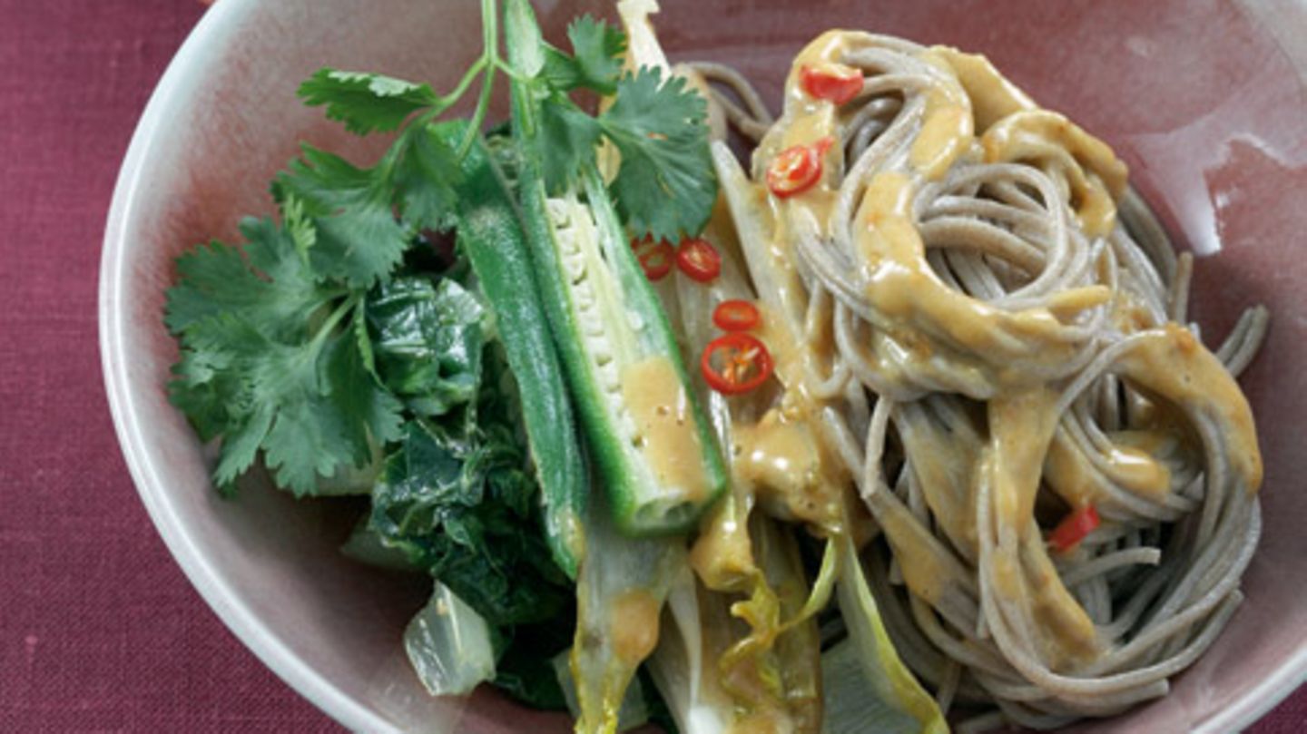 Soba-Nudeln mit Okraschoten und Paksoi Rezept