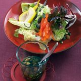 Blattsalate mit pochierter Birne