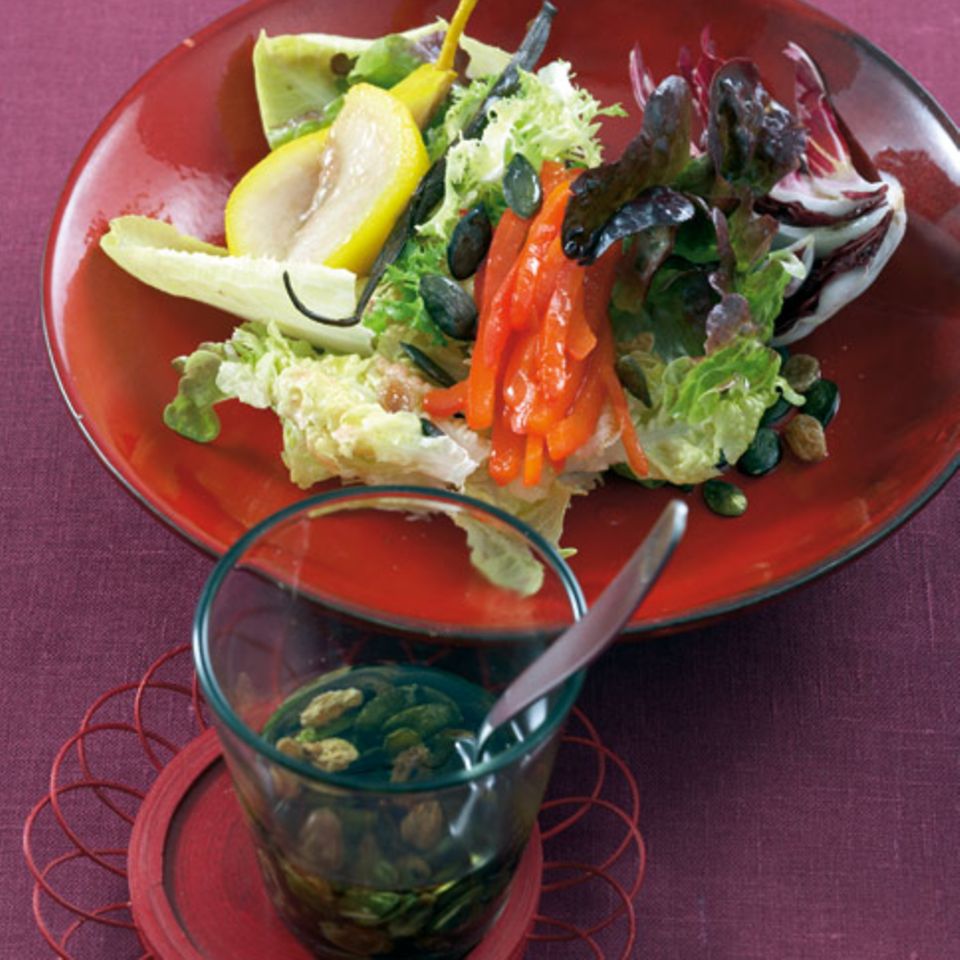 Blattsalate mit pochierter Birne