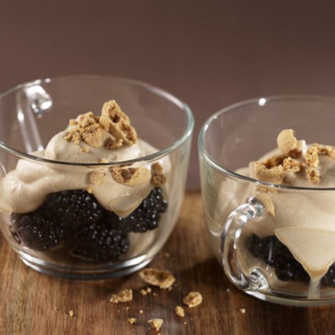Mokkaschaum auf Brombeeren