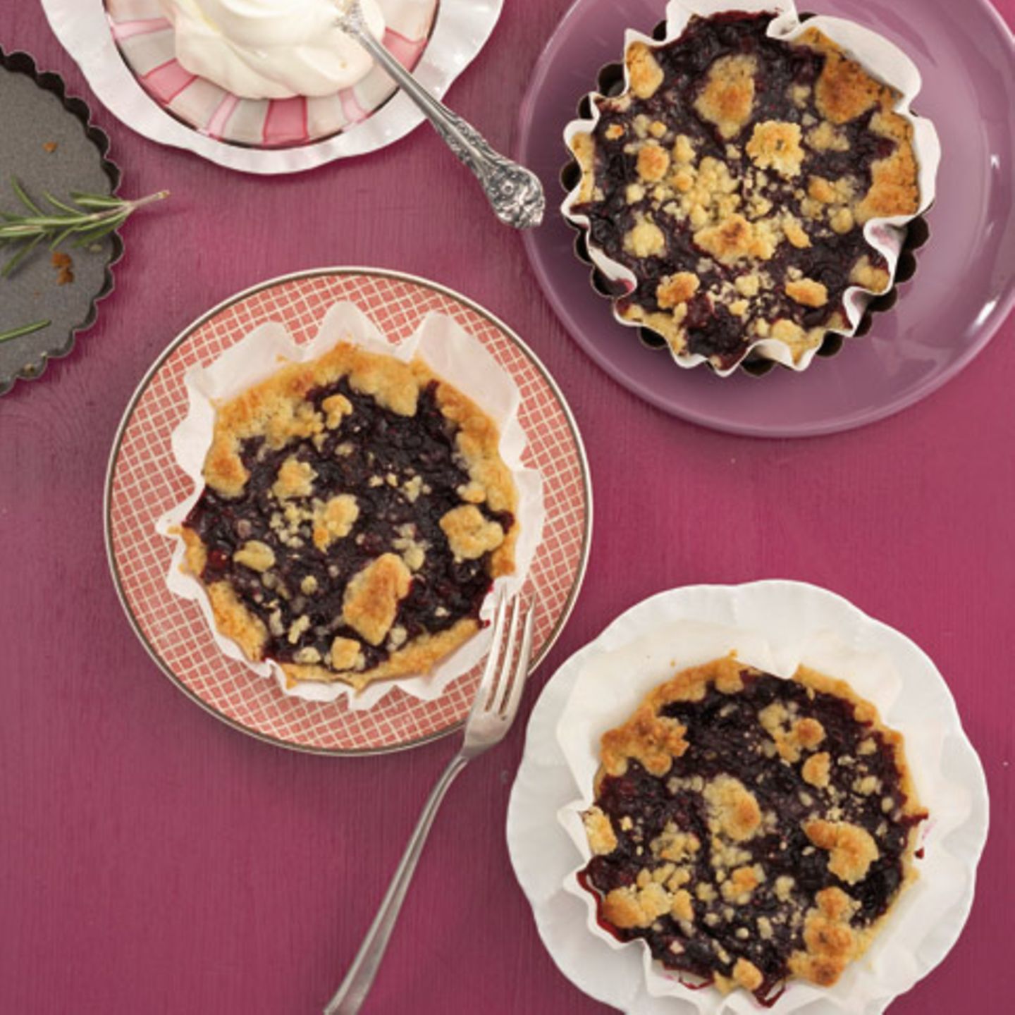 Beerentartelettes mit Rosmarinstreuseln