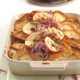 Cheddar-Brotpudding mit Äpfeln und Bacon