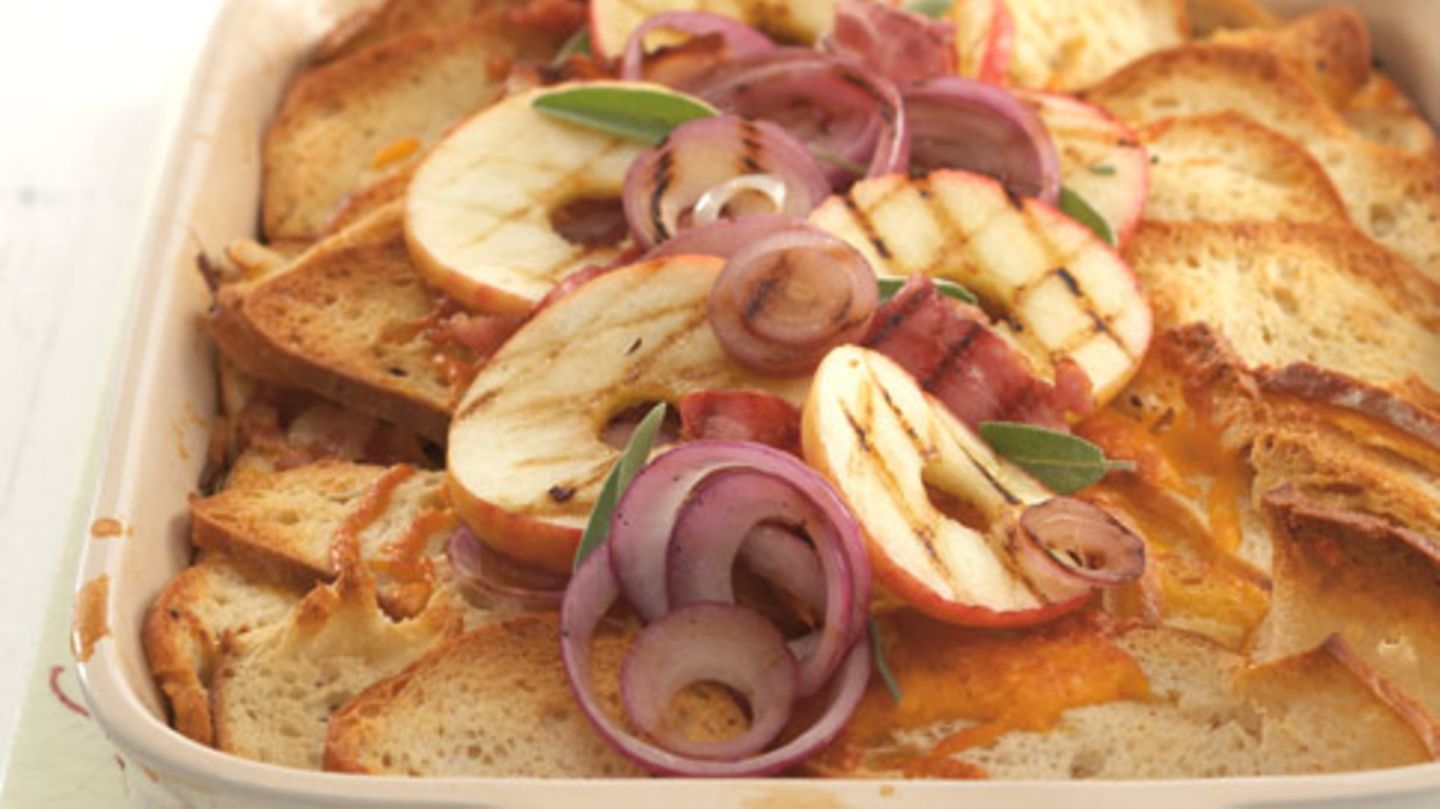 Cheddar-Brotpudding mit Äpfeln und Bacon Rezept - [ESSEN UND TRINKEN]