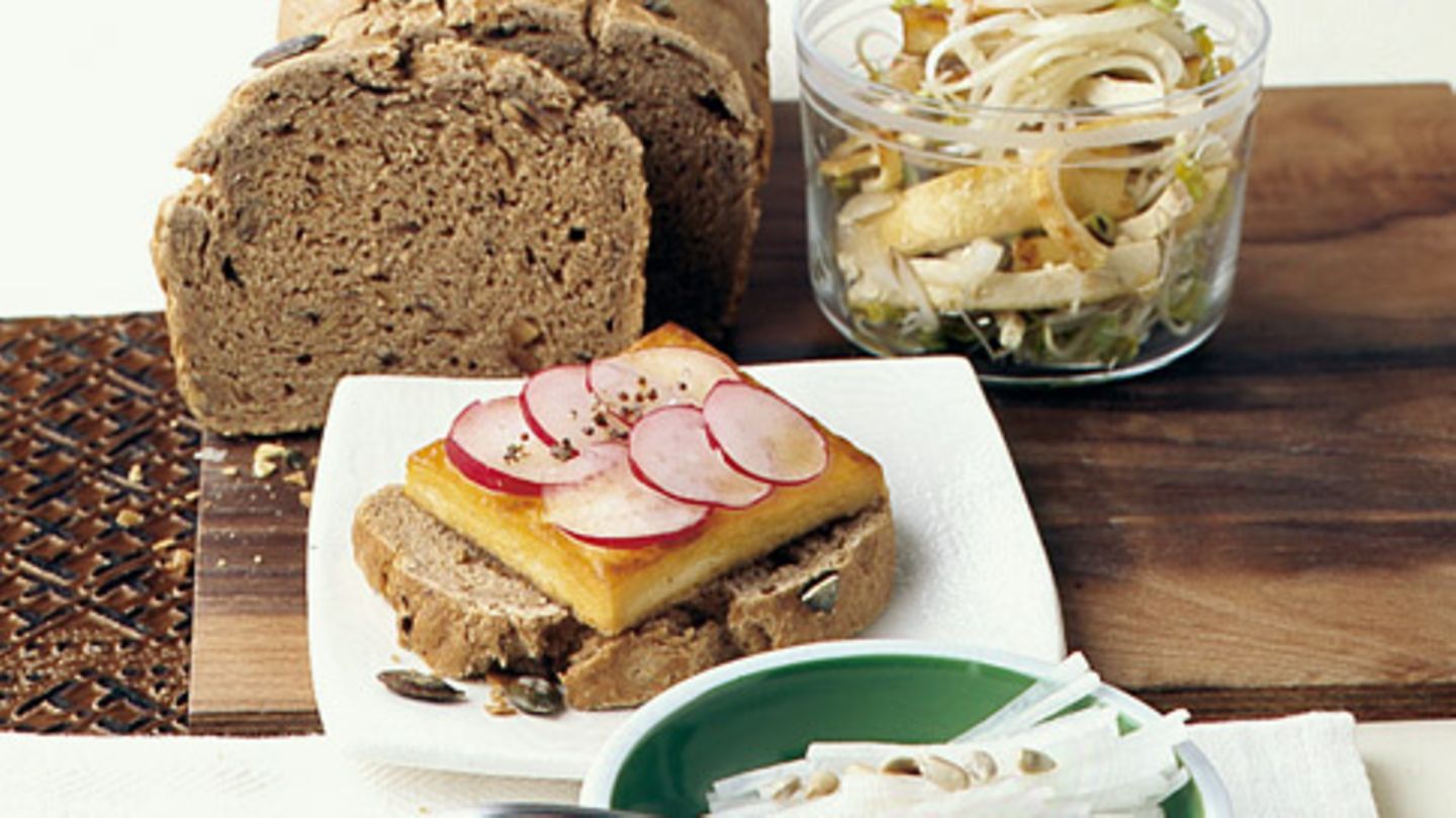 Kürbisbrot mit Tofusalat Rezept