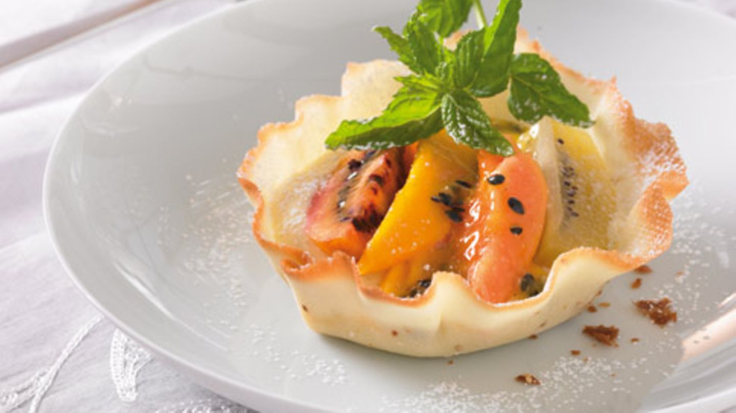 Hippenschalen mit Limettencreme und Obstsalat Rezept - [ESSEN UND TRINKEN]