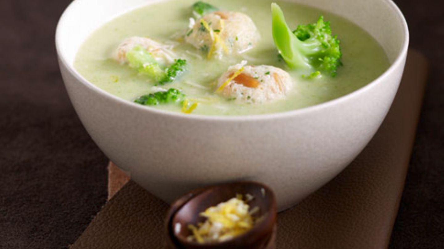 Brokkolicremesuppe mit Käseklößchen Rezept - [ESSEN UND TRINKEN]