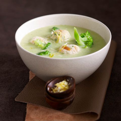 Brokkolicremesuppe mit Käseklößchen