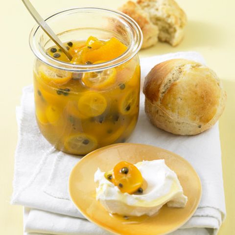 Kumquats mit Rosmarin-Scones