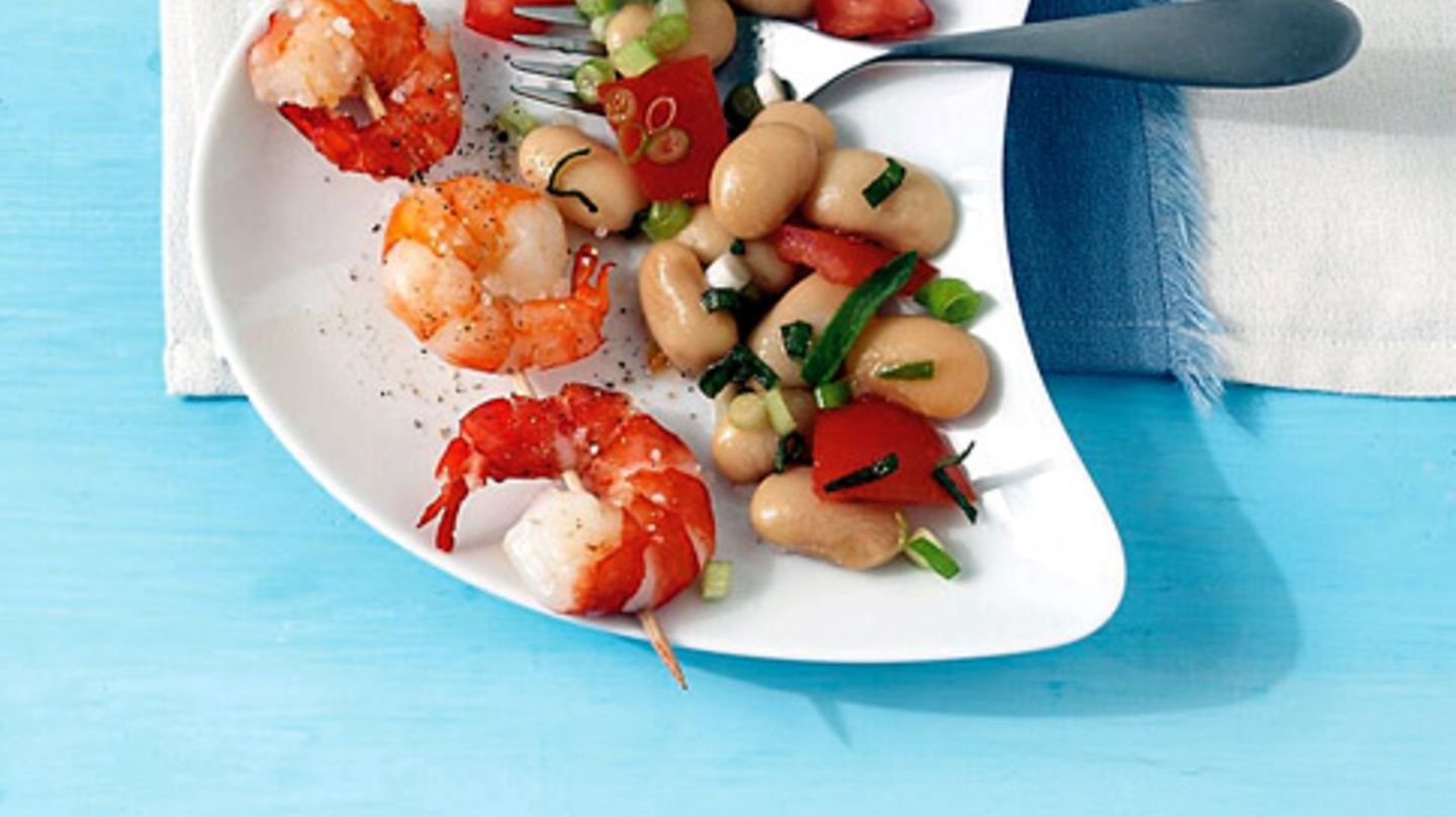 Bohnen-Tomaten-Salat mit Garnelenspießen Rezept