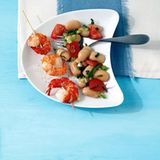 Bohnen-Tomaten-Salat mit Garnelenspießen
