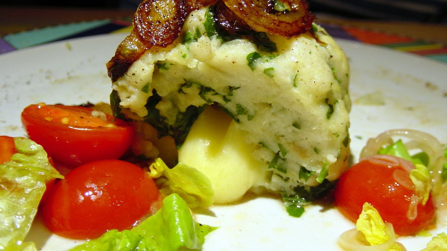 Petersilien-Semmelknödel mit Bergkäse Rezept