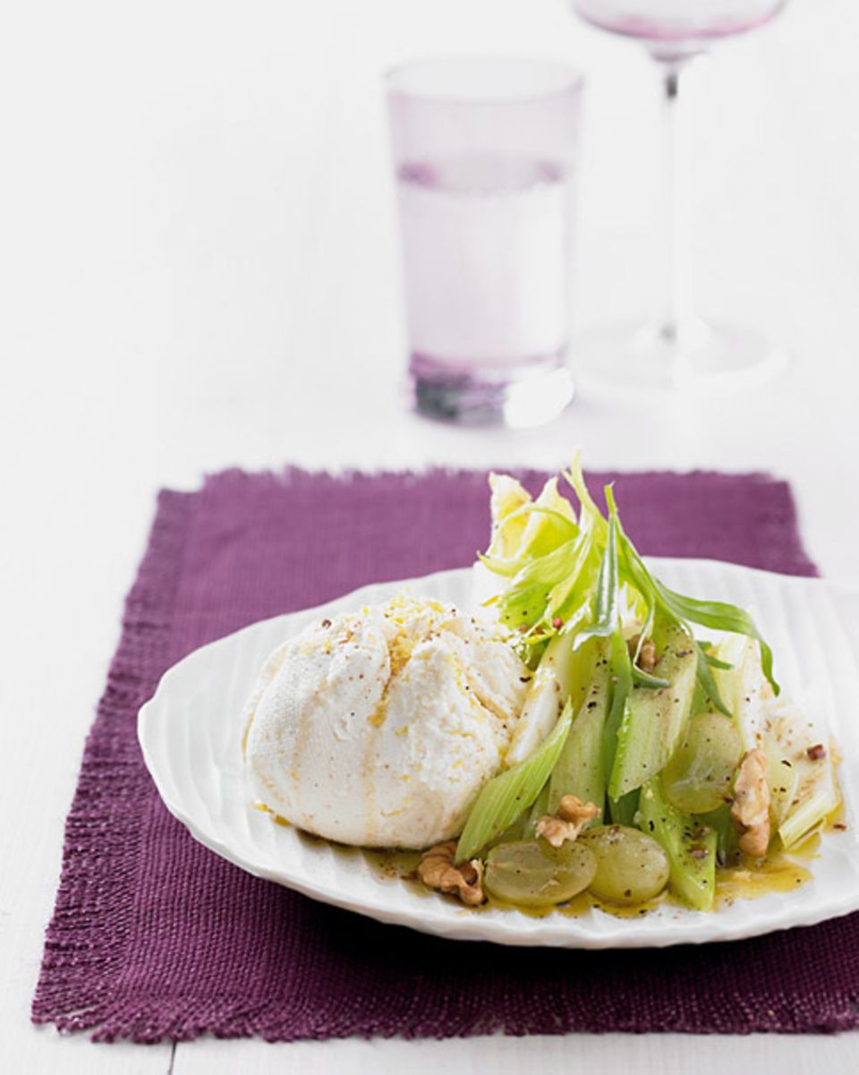 Staudensellerie schmeckt toll im Salat. Staudensellerie schmeckt toll im Salat.