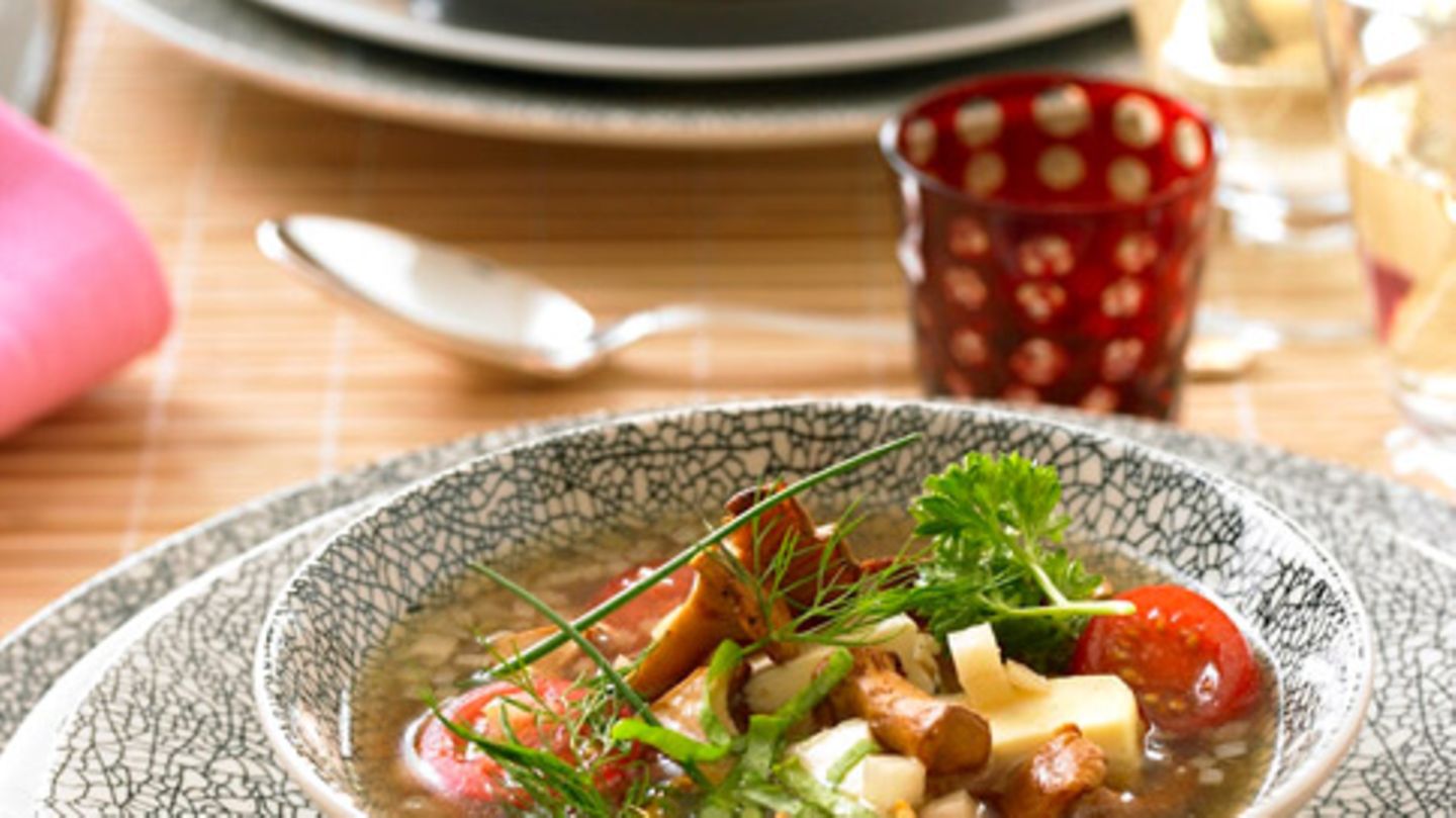Klare Selleriesuppe mit Pfifferlingen Rezept