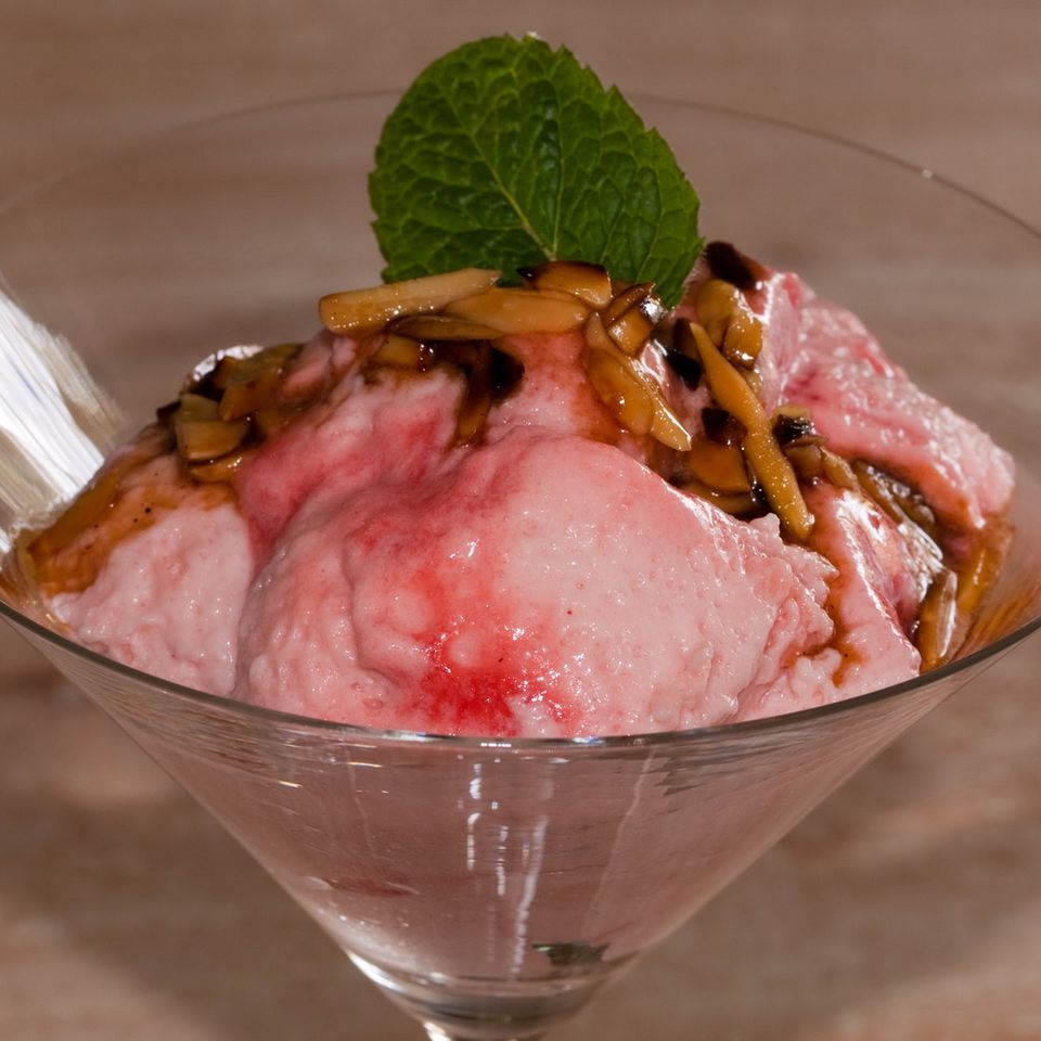 Erdbeermousse mit Pinienkern-Karamell