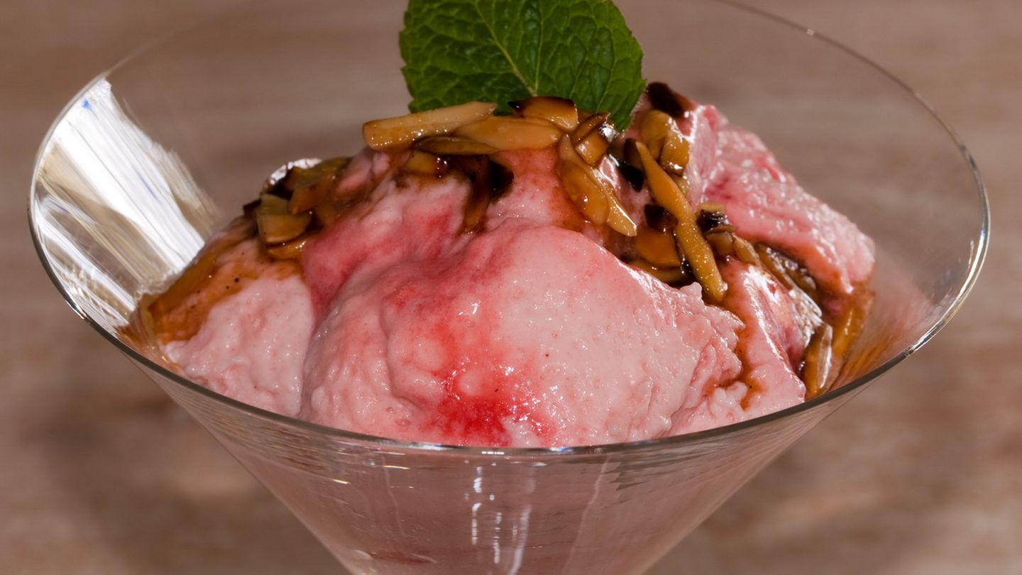 Erdbeermousse mit Pinienkern-Karamell Rezept - [ESSEN UND TRINKEN]