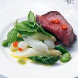 Spargelsalat mit Roastbeef und dicken Bohnen