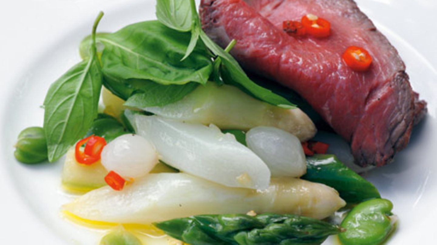 Spargelsalat mit Roastbeef und dicken Bohnen Rezept - [ESSEN UND TRINKEN]