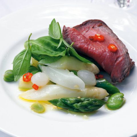 Spargelsalat mit Roastbeef und dicken Bohnen
