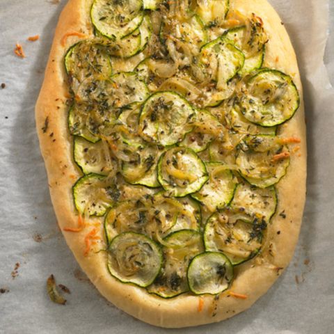 Zucchini Lachs Pizza Rezept Essen Und Trinken