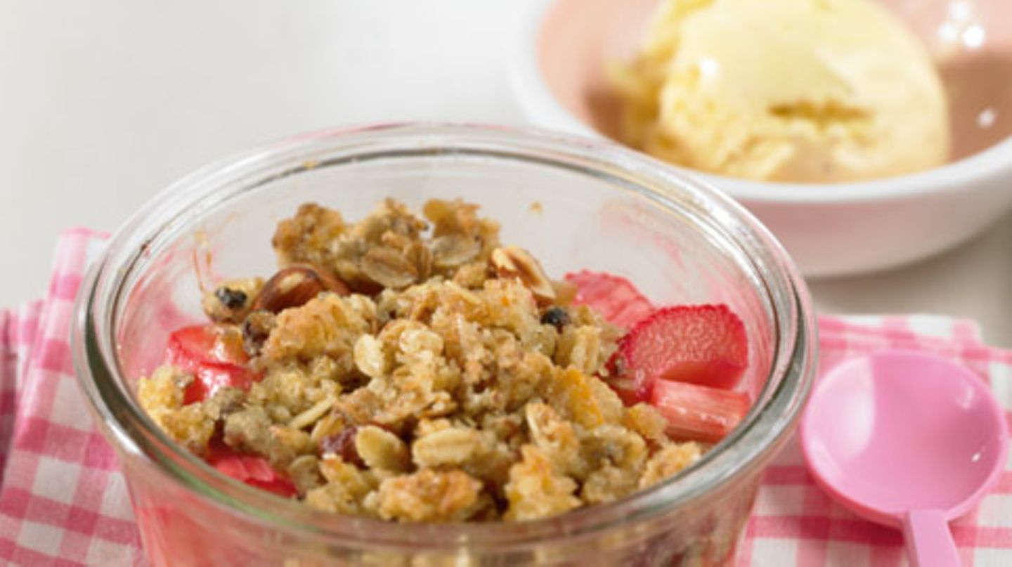 Rhabarber mit Müsli-Crumble Rezept