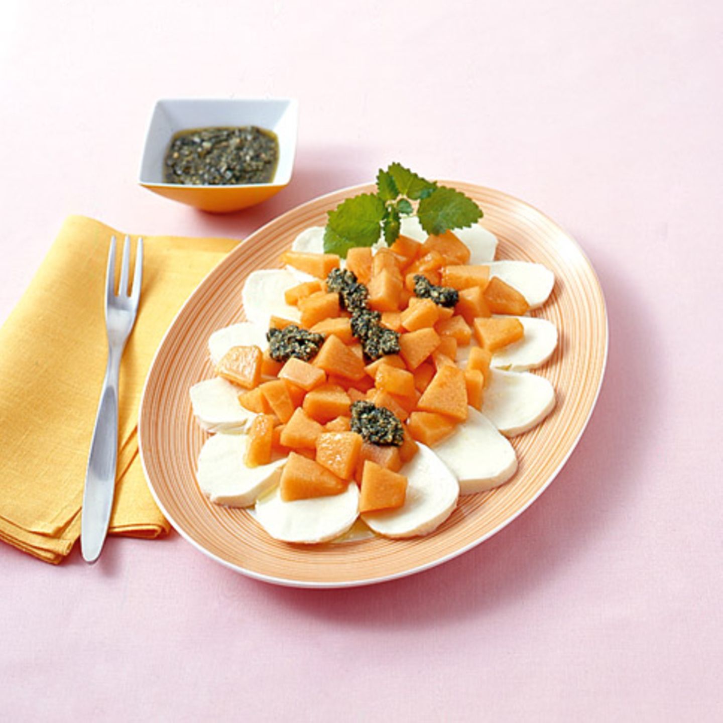 Melonen-Caprese mit Zitronenmelisse-Pesto