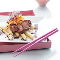 Gedämpfter Spargel mit Ente und Papaya