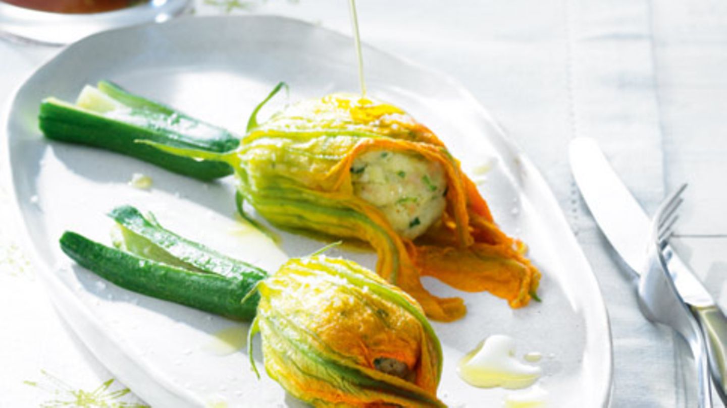 Gefüllte Zucchiniblüten aus dem Kräuterdampf Rezept - [ESSEN UND TRINKEN]