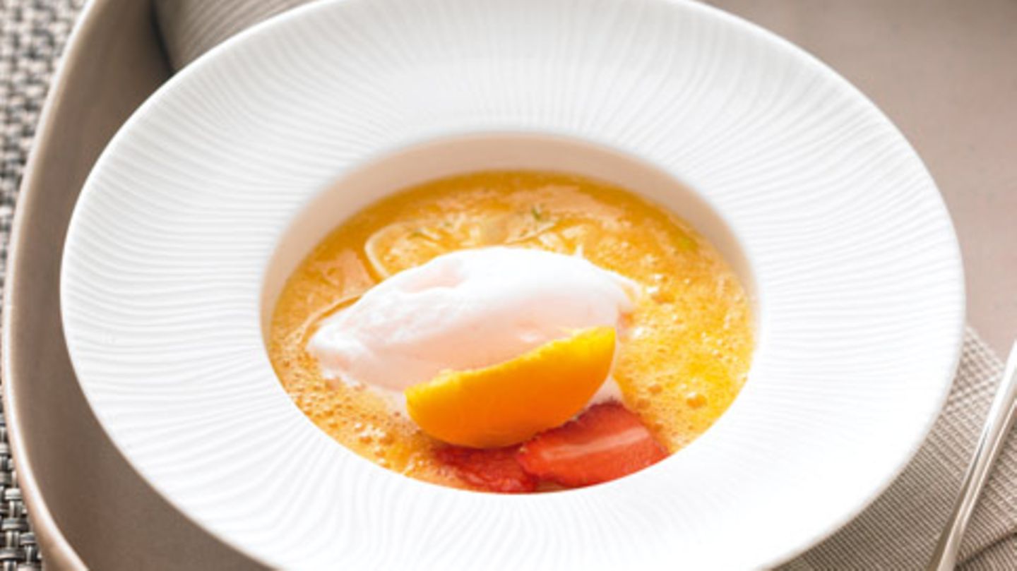 Aprikosen-Kaltschale mit Rhabarber-Sorbet Rezept