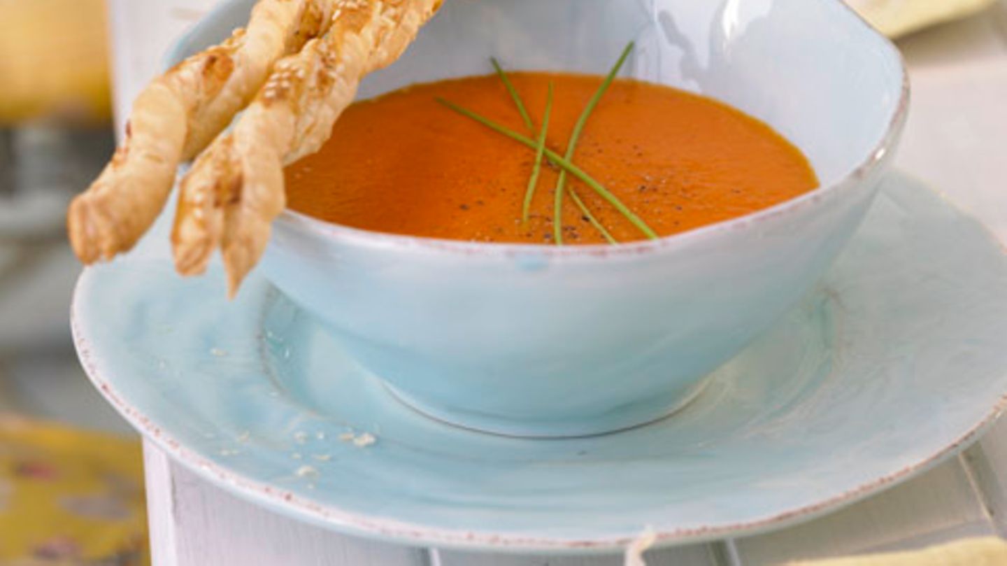 Kalte Paprikasuppe mit Blätterteigstangen Rezept