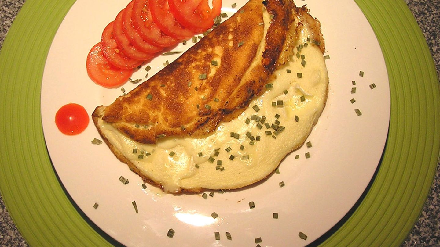 Omelette mit Camembert-Füllung Rezept - [ESSEN UND TRINKEN]