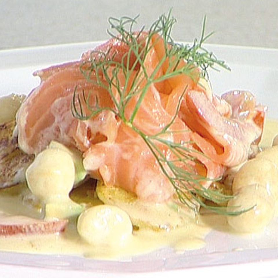 Lauwarmer Bratkartoffelsalat mit mariniertem Räucherlachs