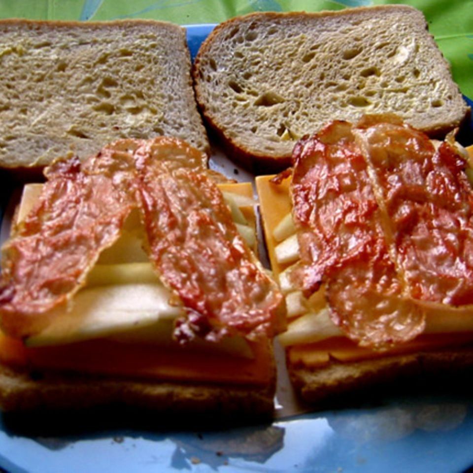 Gegrilltes Käse-Sandwich mit Birnen und Bacon
