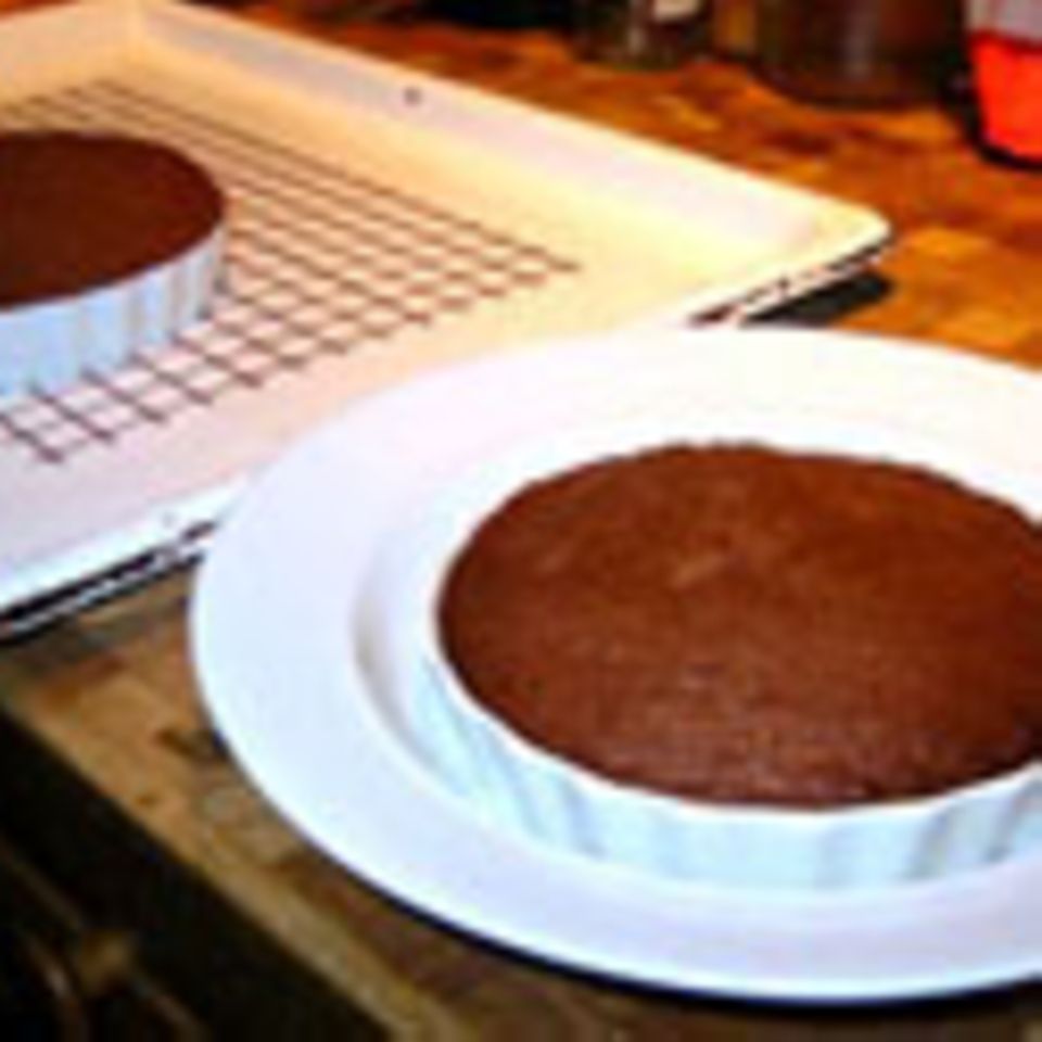 Schokoladen-Dattel-”Pudding” mit Sahne-Karamellsauce