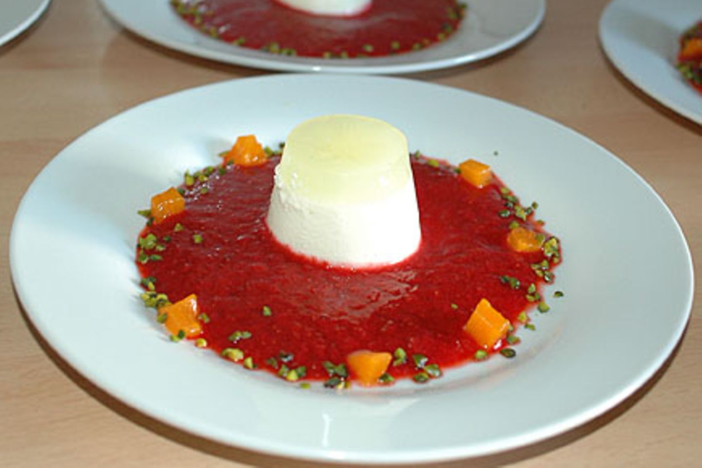 Orangenbluten Panna Cotta Mit Himbeersosse Rezept Essen Und Trinken