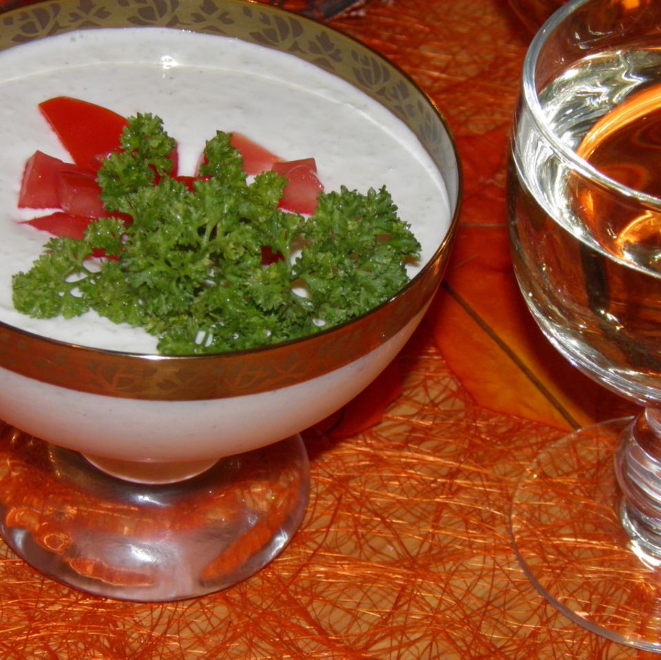 Kalte Gurkencremesuppe mit griechischem Joghurt