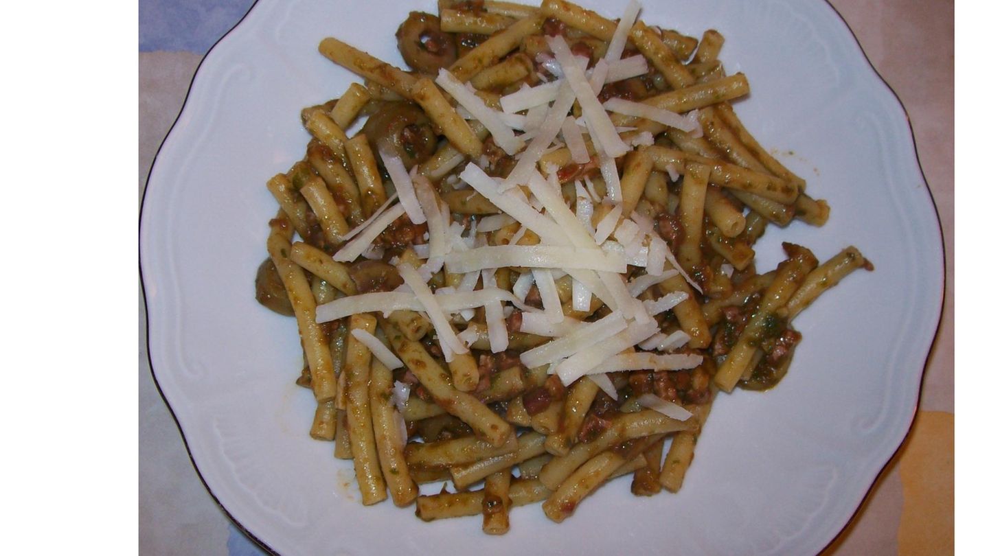 Maccaroni mit Tomaten-Oliven-Sauce Rezept - [ESSEN UND TRINKEN]