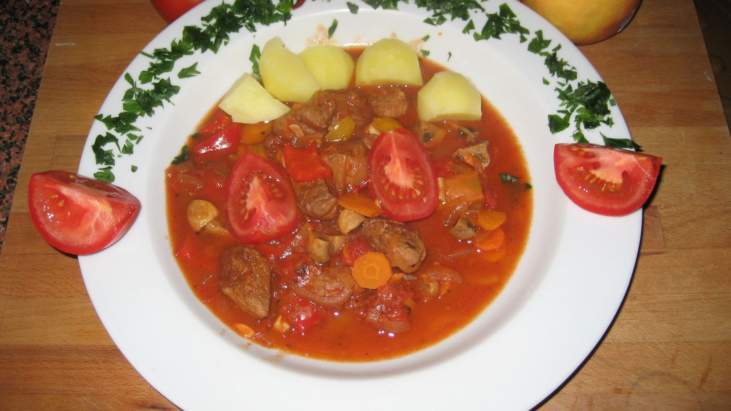 Rotweingulasch mit Pilzen Rezept - [ESSEN UND TRINKEN]