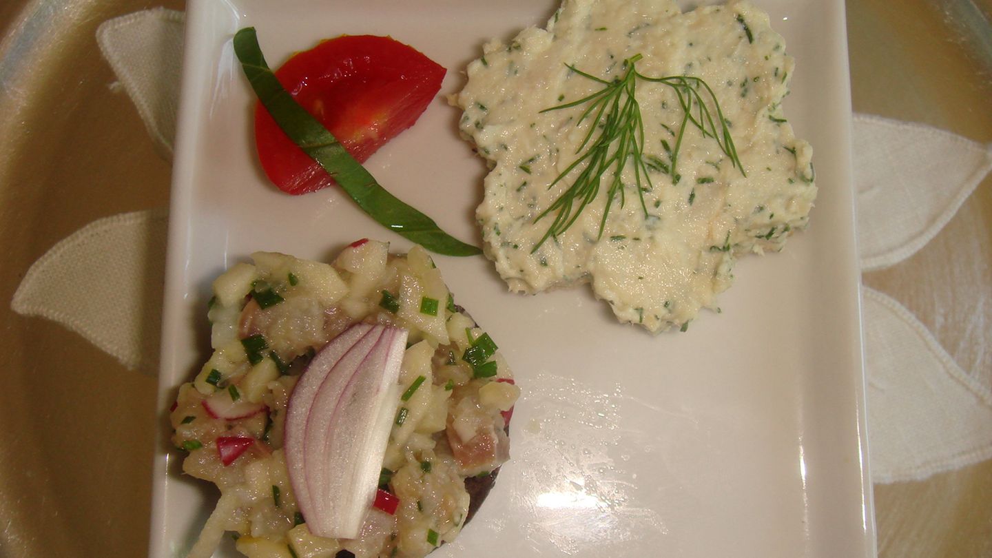 Matjestartar auf Pumpernickel Rezept - [ESSEN UND TRINKEN]
