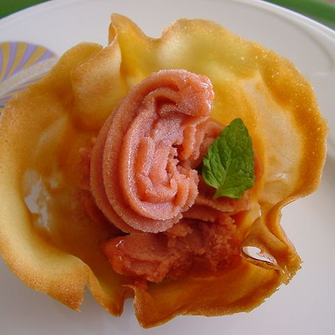 Angi's Pflaumensorbet im Hippenkörbchen