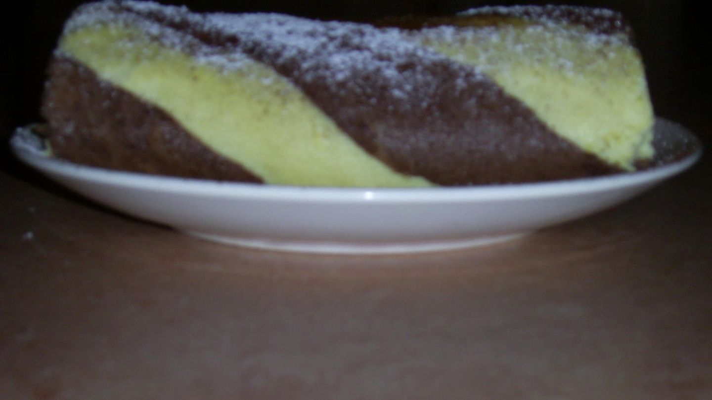 Gestreifte Biskuitrolle mit Aprikosen und Amarettocreme Rezept - [ESSEN ...