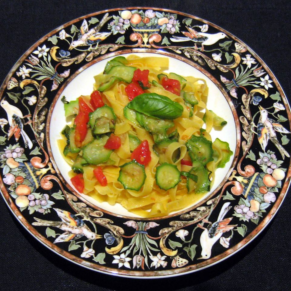 Tagliatelle con zucchini e pomodori