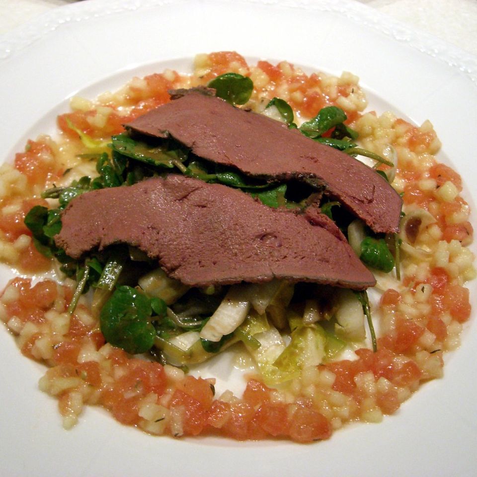 Salat von Brunnenkresse und Chicorée mit confierter Kalbsleber